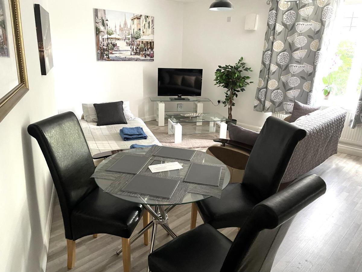 Deluxe 1-Bedroom Serviced Apartment Sleeps 4 For Short Or Long Stay 질링엄 외부 사진