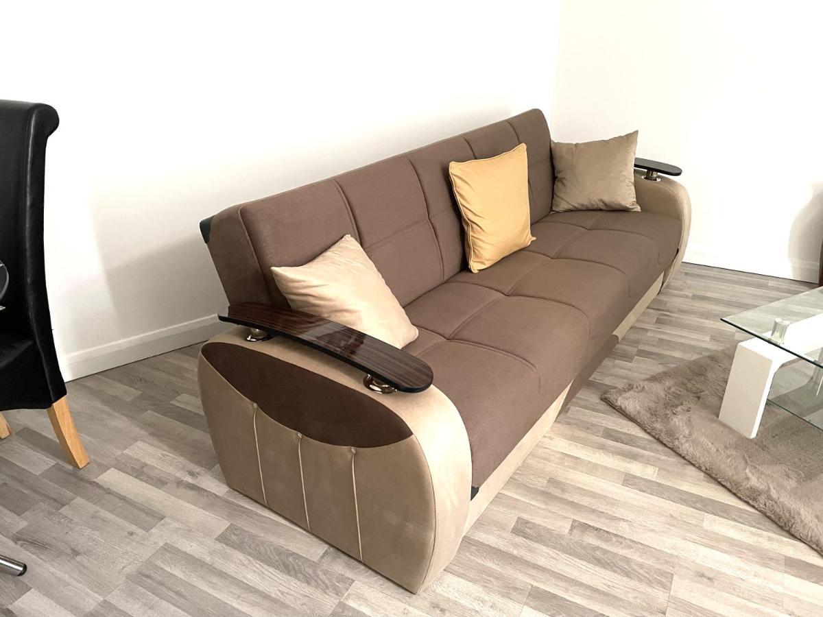 Deluxe 1-Bedroom Serviced Apartment Sleeps 4 For Short Or Long Stay 질링엄 외부 사진
