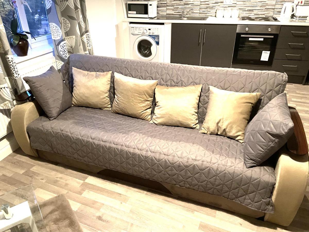 Deluxe 1-Bedroom Serviced Apartment Sleeps 4 For Short Or Long Stay 질링엄 외부 사진
