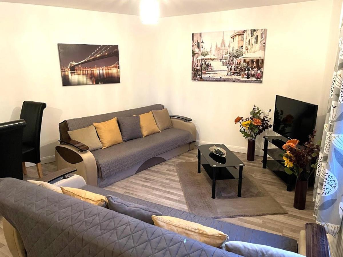 Deluxe 1-Bedroom Serviced Apartment Sleeps 4 For Short Or Long Stay 질링엄 외부 사진