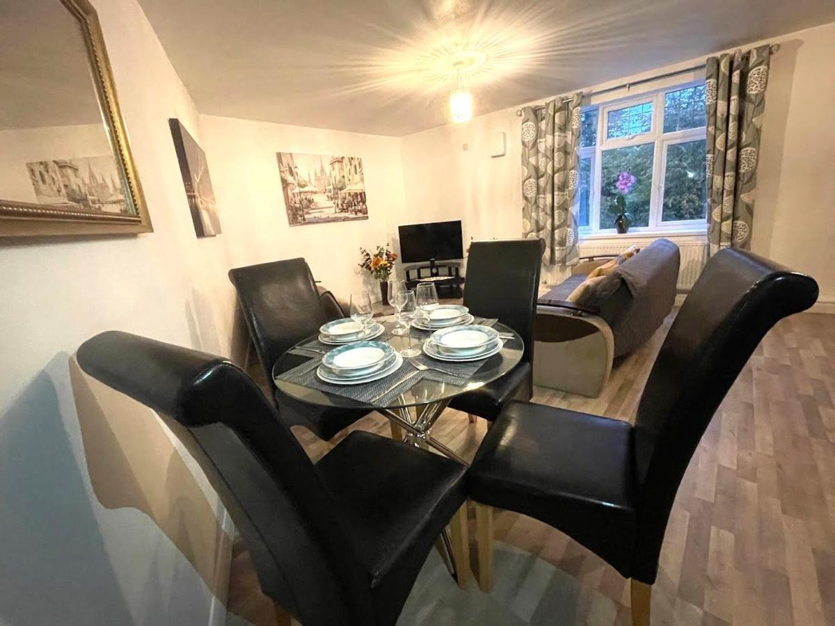 Deluxe 1-Bedroom Serviced Apartment Sleeps 4 For Short Or Long Stay 질링엄 외부 사진