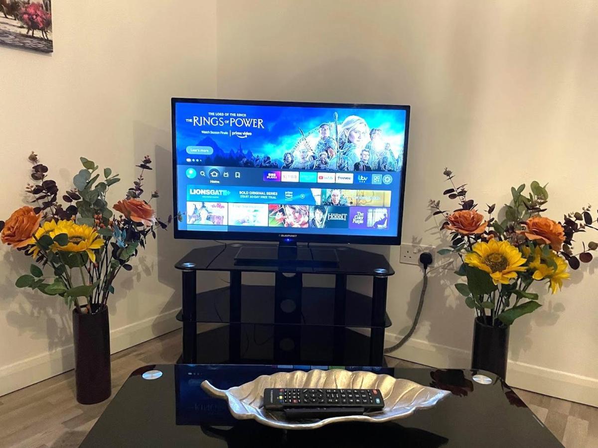 Deluxe 1-Bedroom Serviced Apartment Sleeps 4 For Short Or Long Stay 질링엄 외부 사진